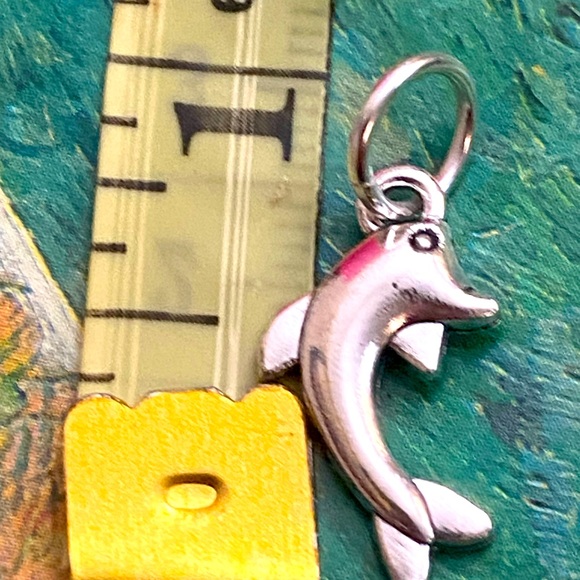 5/$10❤️❤️❤️NEW TIBETAN SILVER DOLPHIN CHARM PENDANT - Picture 2 of 2